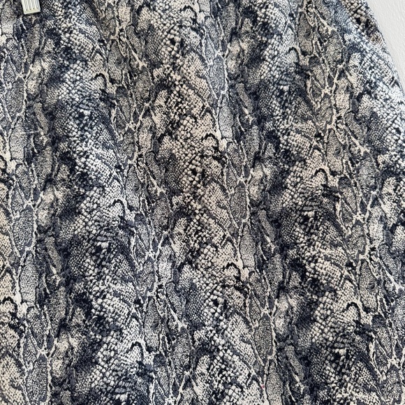 Talbots Snakeskin Black & Cream Pattern Straight Pencil Skirt 4 Petite - Picture 2 of 4